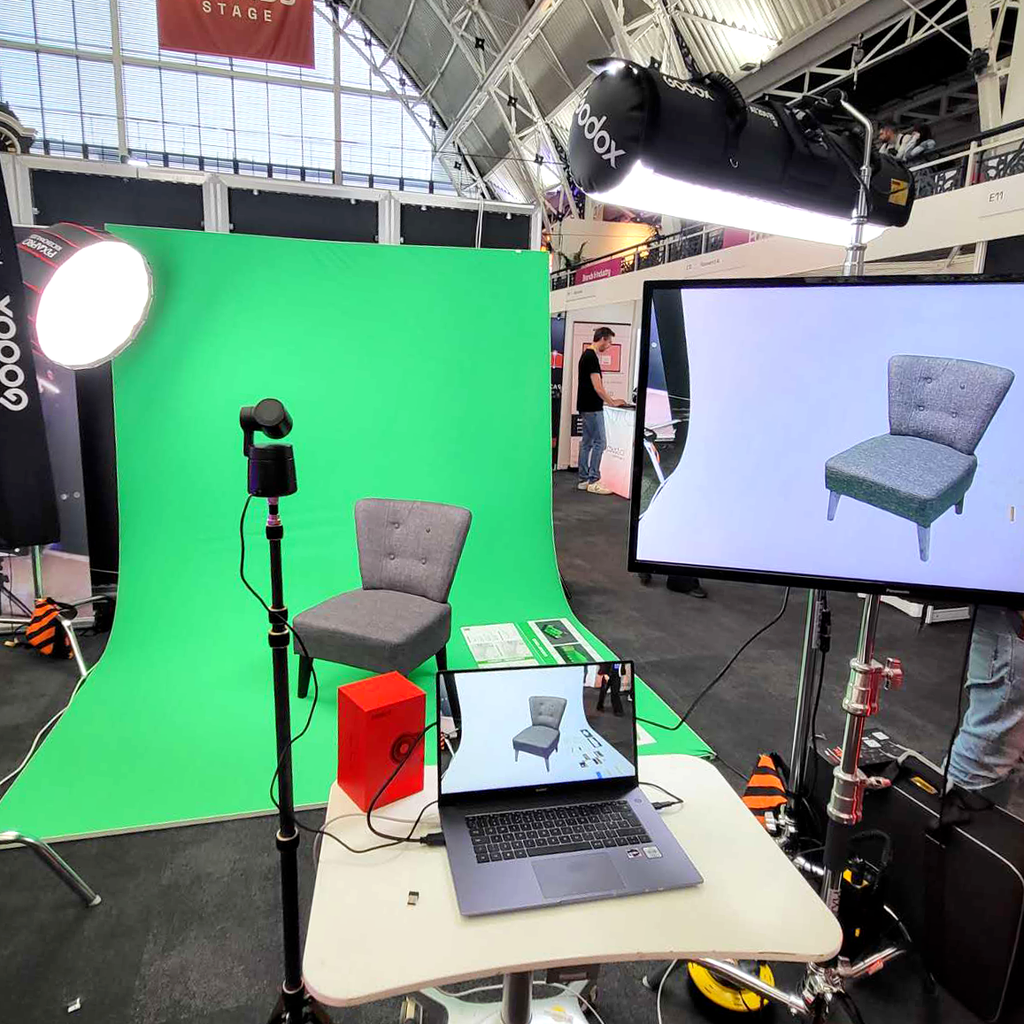 Cyc Background EasiFrame Curved L-Shaped Chroma Key Green Wall Backdrop